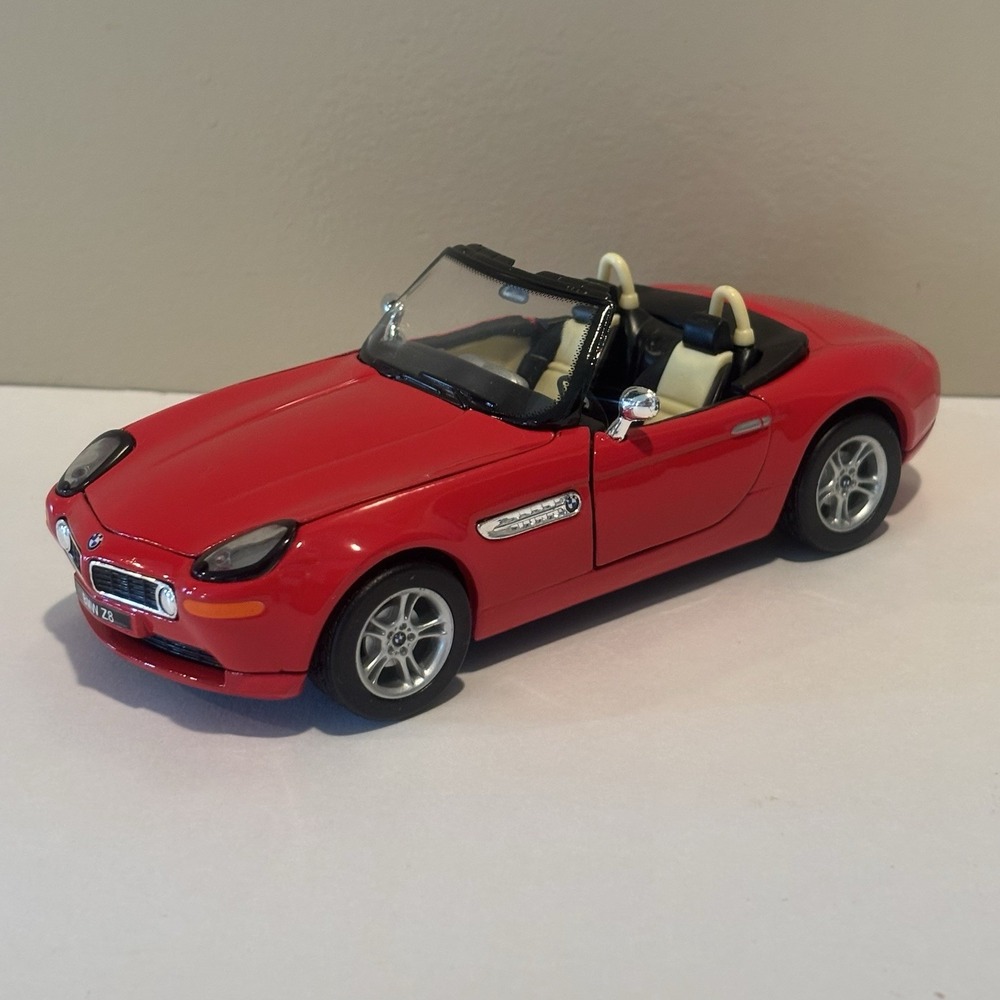 BMW Z8 Convertible in RED Metal 1:24 Scale Model NICE
